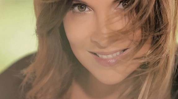 Hélène Segara dévoile son nouveau clip