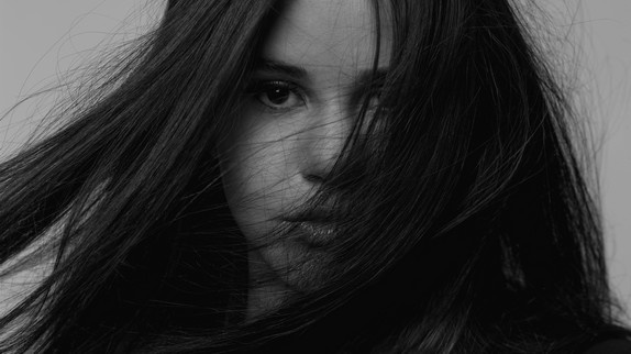 Marina Kaye revisite "Dancing With the Devil"