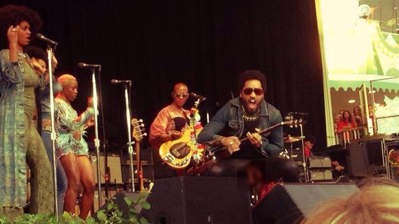 Lenny Kravitz dévoile son sexe en concert