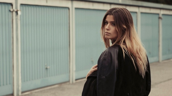LÉON impressionne avec "Nobody Cares"