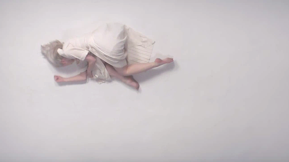 AURORA reprend "Half The World Away" d'Oasis