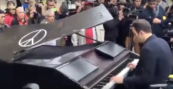 Attentats : un hommage au piano devant le Bataclan