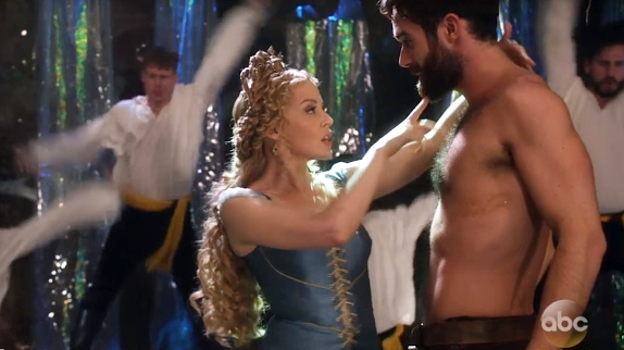 Kylie Minogue chante "Off With His Shirt"