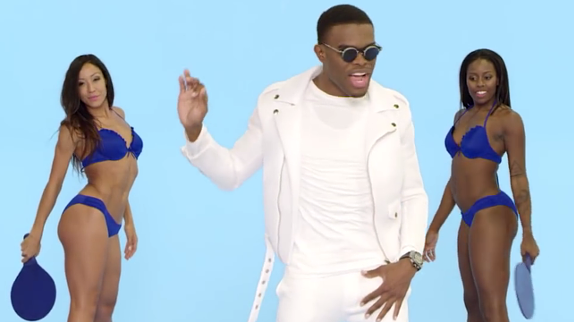 Omi enchaîne avec "Drop in the Ocean"