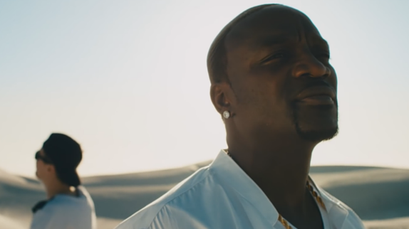 Robin Schulz et Akon en duo sur "Heatwave"