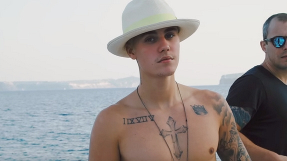 Justin Bieber se dévoile dans le clip "Company"