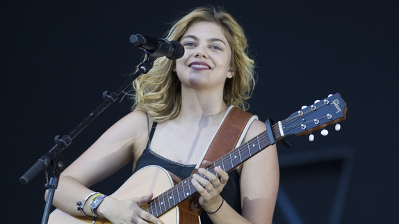 Louane rend hommage aux victimes de Nice