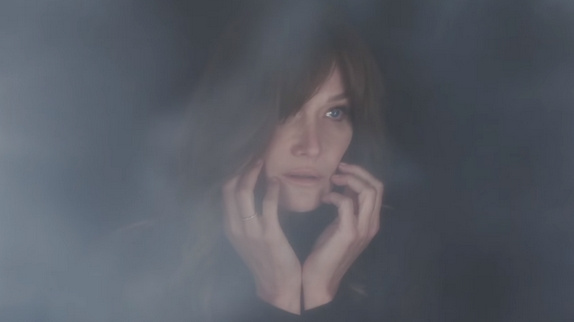 Carla Bruni revient avec "Enjoy the Silence"