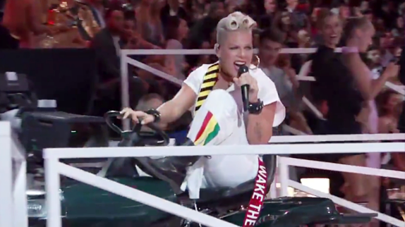 Pink offre un medley explosif aux VMA's