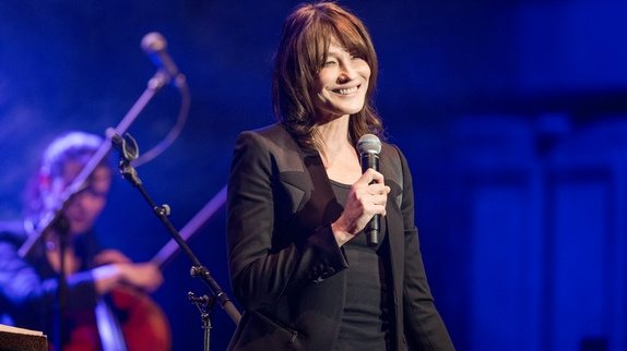 Carla Bruni bientôt de retour en français !