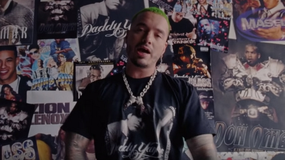 J Balvin rend hommage avec "Reggaeton"