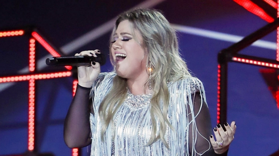 Kelly Clarkson reprend "Shallow" de Lady Gaga