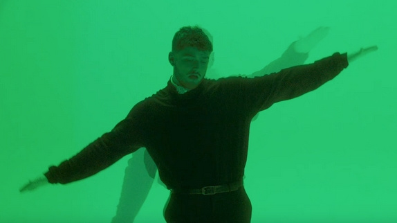 Bazzi amoureux dans son clip "I.F.L.Y."