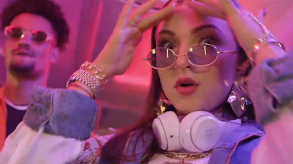 Eva sort le clip de "Kitoko"
