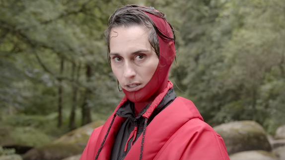 Yelle en pleine séance de "Karaté"
