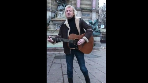 Cali chante dans la rue pour dénoncer