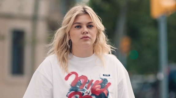 Louane à Barcelone dans le clip "Aimer à mort"