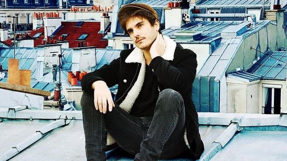 Gauvain Sers chante sur "Les toits de Paris"