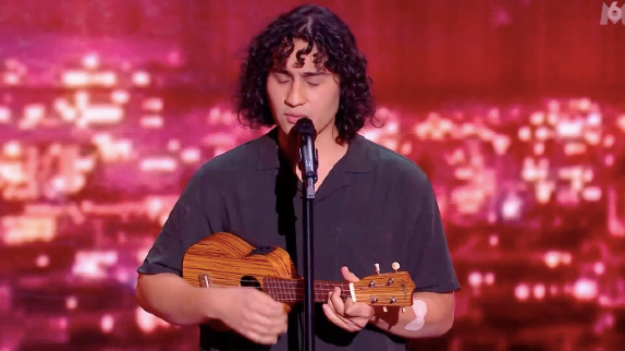 LFAUIT : Alessandro touche avec son ukulélé