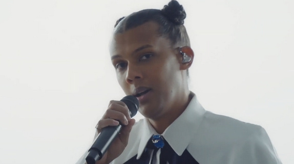 Stromae chante "Santé" en live