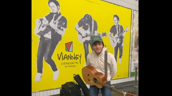 Vianney chante dans le métro