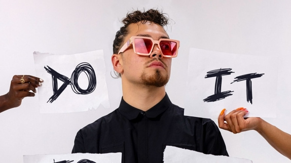 Acraze cartonne avec "Do It To It"