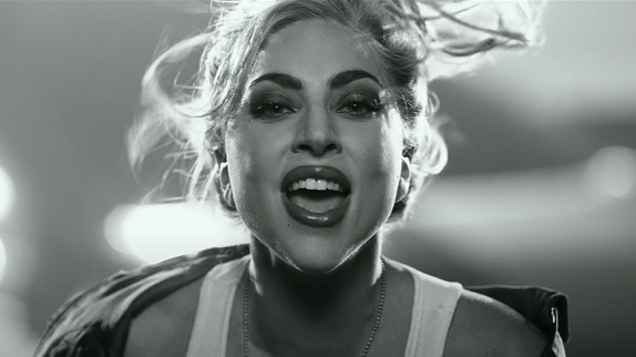 Lady Gaga s'envole avec "Hold My Hand"