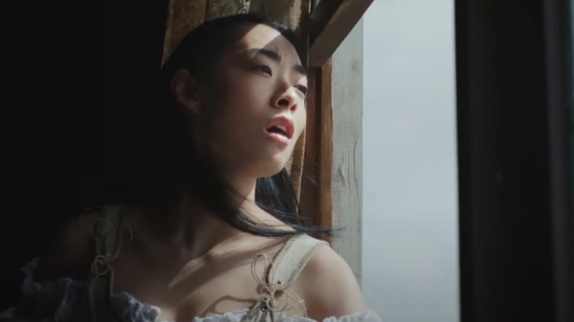 Rina Sawayama s'affranchit dans "Hold The Girl"