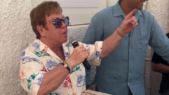 Elton John chante "Hold Me Closer"... au resto !