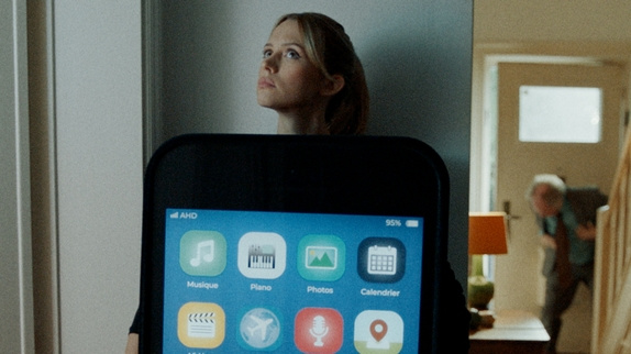 Angèle en téléphone dans son nouveau clip