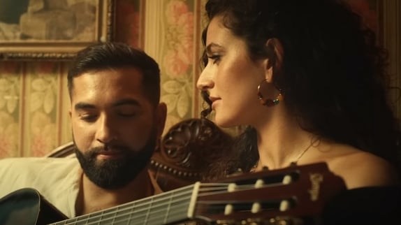 Kendji est un mariachi dans le clip "Desperado"