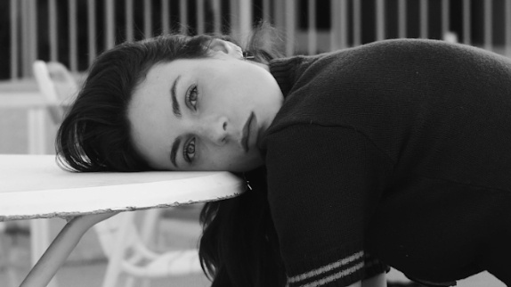 Adé ralentit le tempo sur "Insomnies"