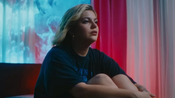 Louane intime dans le clip "Pardonne-moi"