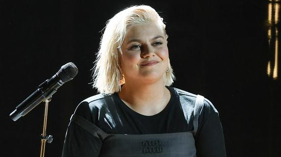 Louane dévoile un extrait de "maman" en anglais