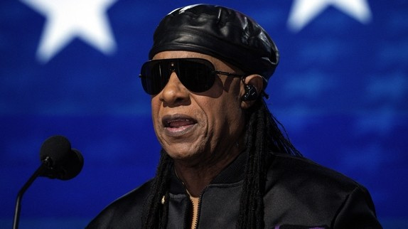 Stevie Wonder est-il vraiment aveugle ? Il répond sur scène