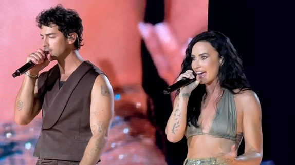 Les Jonas Brothers et Demi Lovato chantent "Camp Rock"