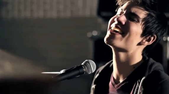 Sam Tsui transcende Britney Spears