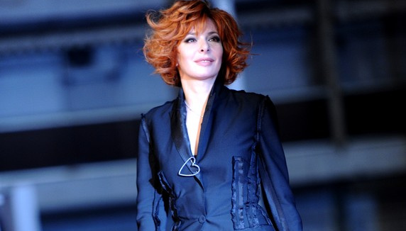 Mylène Farmer sur scène avec Line Renaud ?