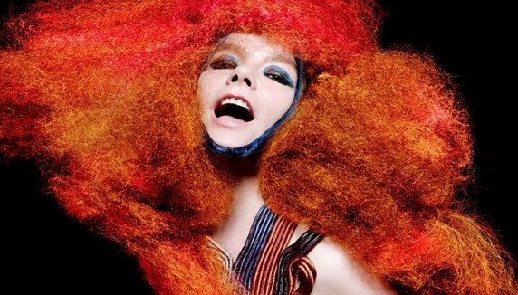 Björk fait danser l'univers dans son nouveau clip