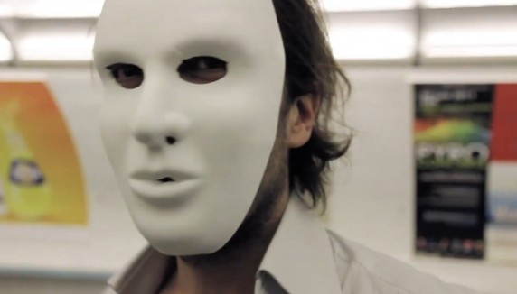Découvrez le bal masqué parisien d'Alister