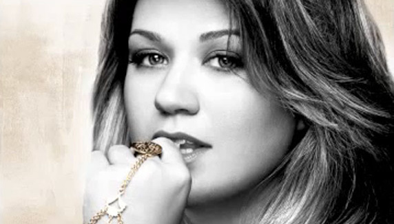 Kelly Clarkson assure mais ne surprend pas