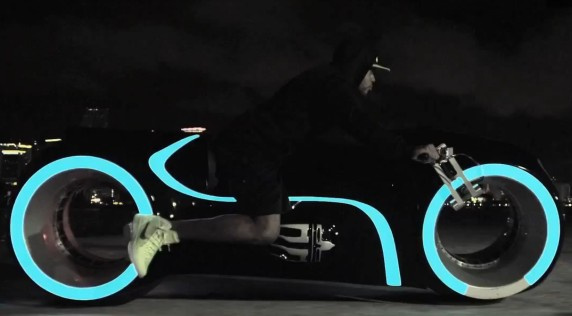 Flo Rida dans les rues de Paris : "Good Feeling"
