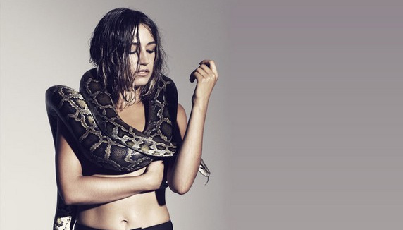 Izïa annonce les dates de sa tournée française