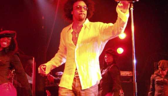Shaggy reprend "Girls Just Wanna Have Fun"