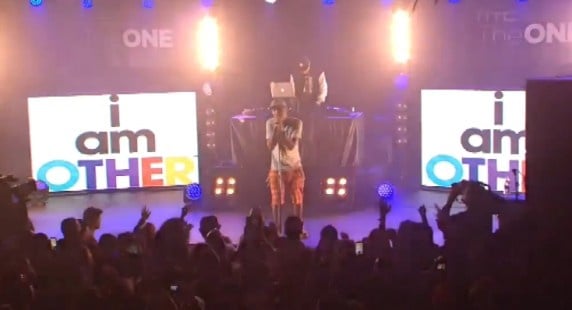 Pharrell Williams chante "Get Lucky" en live