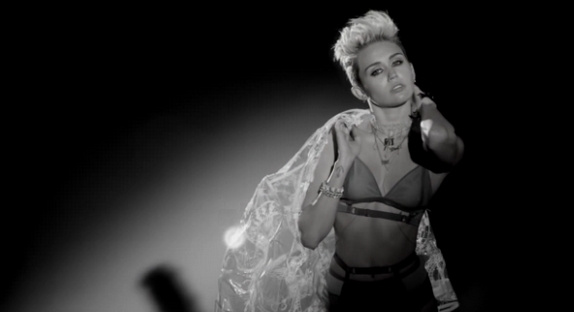 Miley Cyrus s'exhibe dans "Fire" de Big Sean