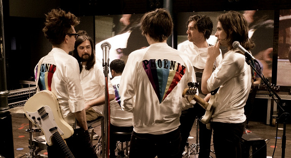 Phoenix et R. Kelly remixent "Trying to Be Cool"