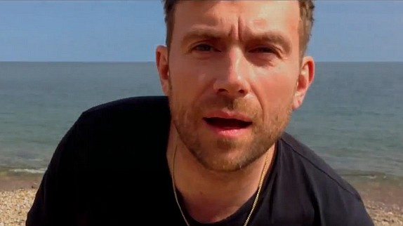 Damon Albarn chante "Heavy Seas of Love"
