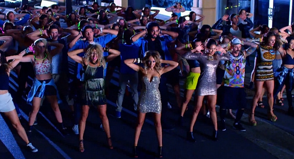 Samantha Jade fait la fête dans le clip "UP!"
