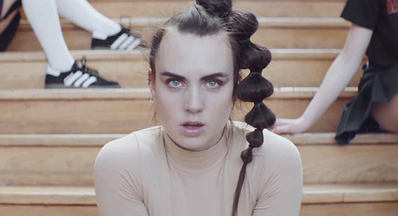 MØ se la joue rebelle pour "Walk This Way"